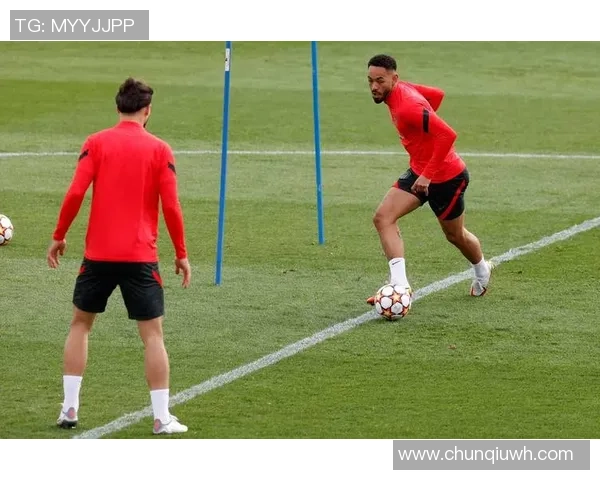 足球场上的武术奇才揭秘练武术的明星球员如何提升竞技水平